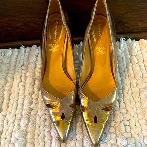 Modern vintage gold pumps size 7.5